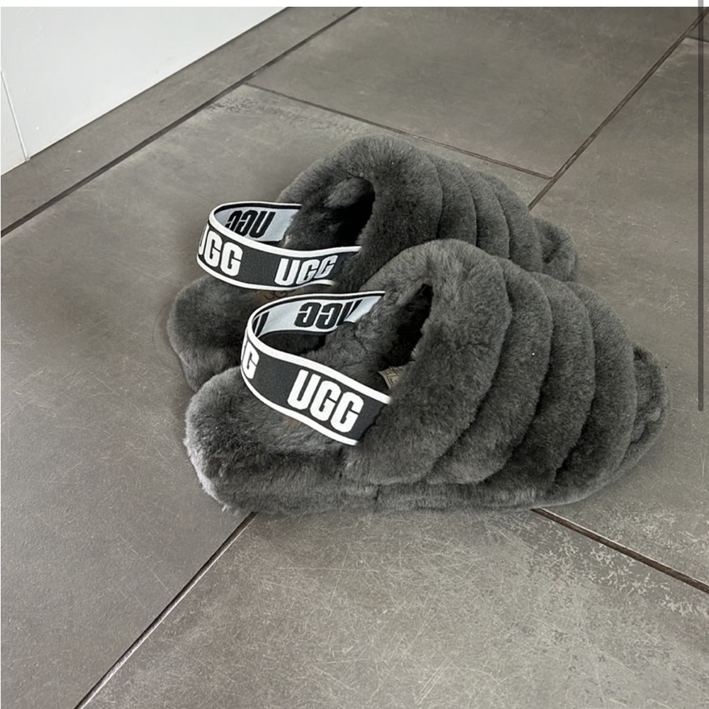 Ugg fluff yea slippers new condition.